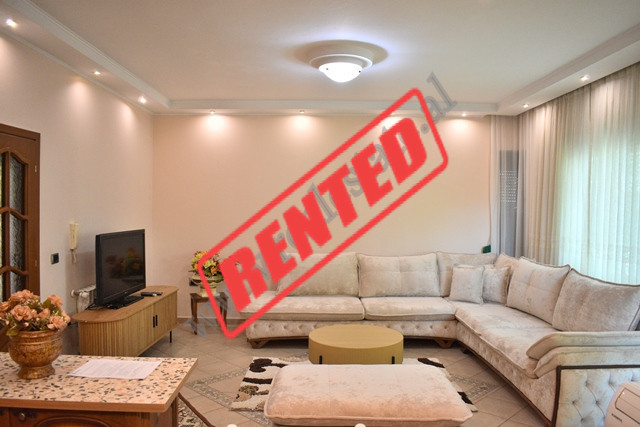 Apartament 2+1 me qira ne rrugen Sotir Kolea prane Ambasades Amerikane ne Tirane.
Eshte e pozicionu